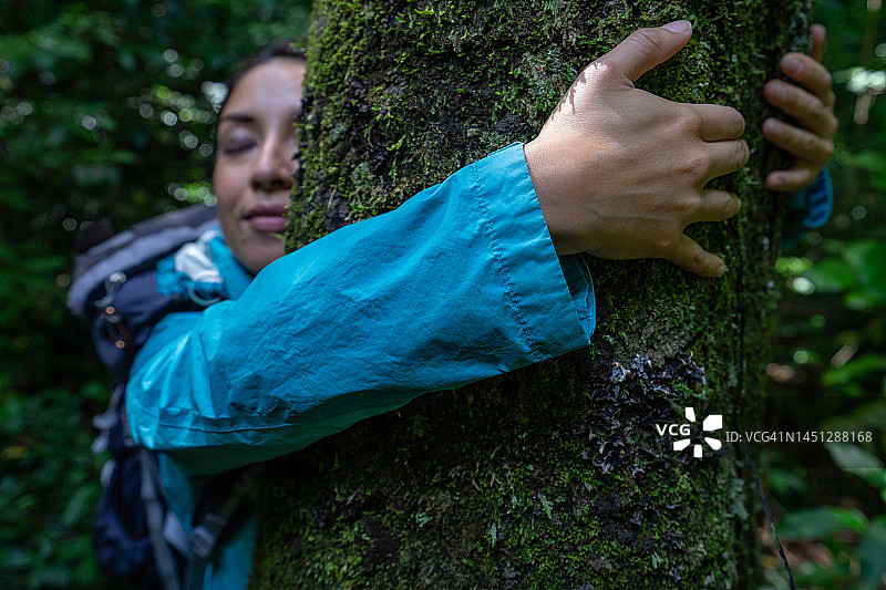 在自然环境中的年轻女人图片素材