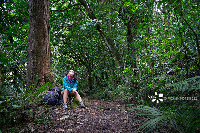 在自然环境中的年轻女人图片素材