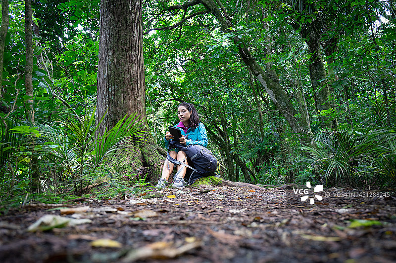 在自然环境中的年轻女人图片素材