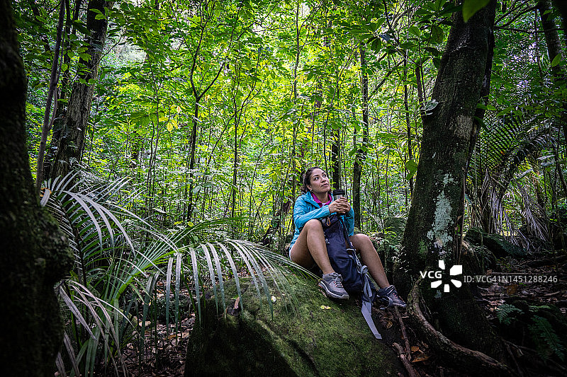 在自然环境中的年轻女人图片素材