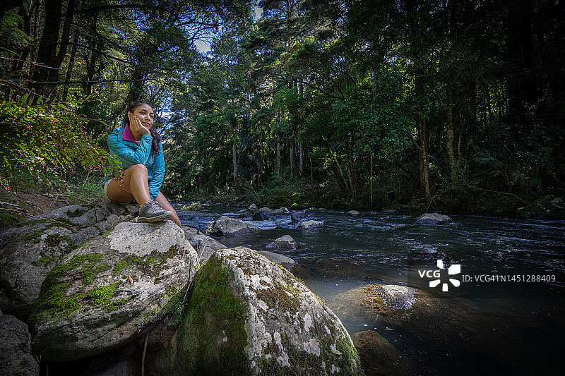 在自然环境中的年轻女人图片素材