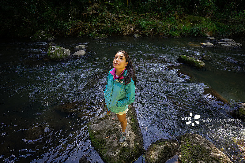 在自然环境中的年轻女人图片素材