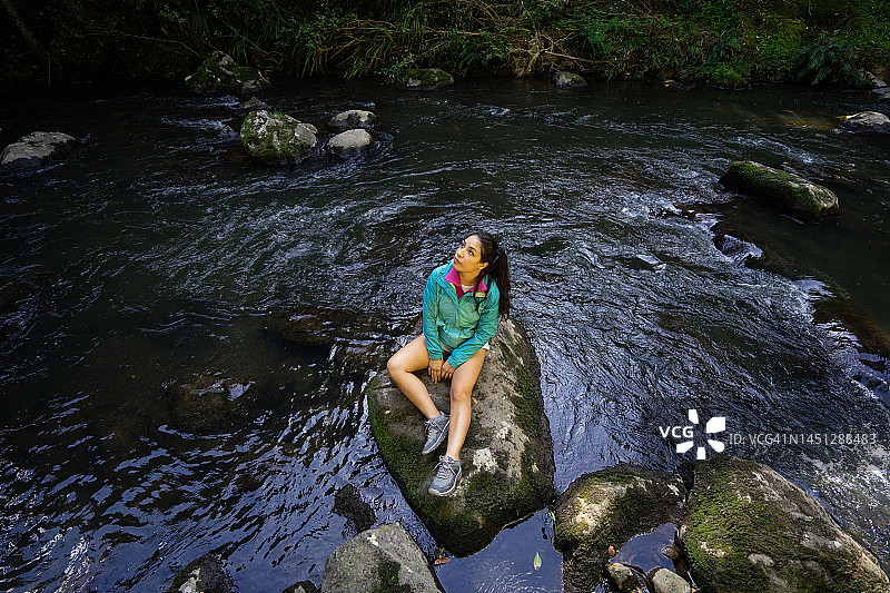 在自然环境中的年轻女人图片素材