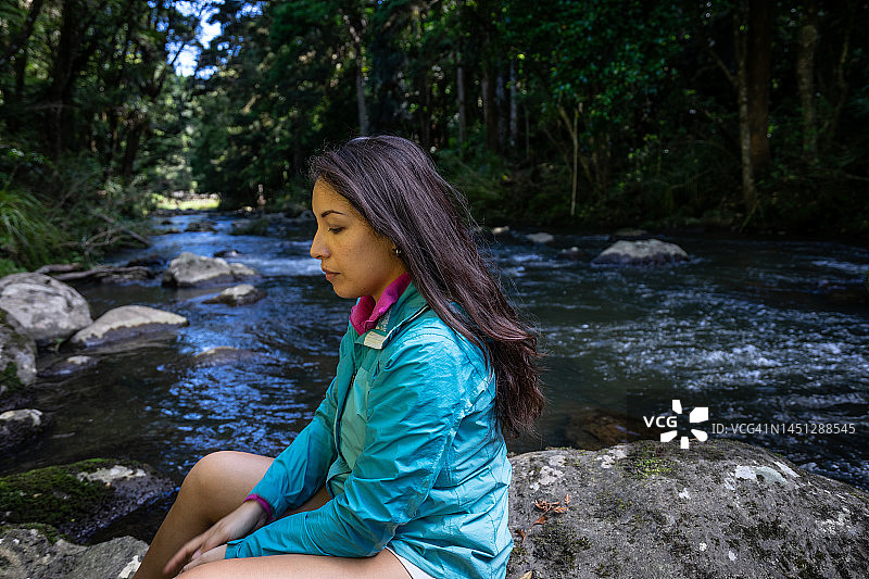 在自然环境中的年轻女人图片素材