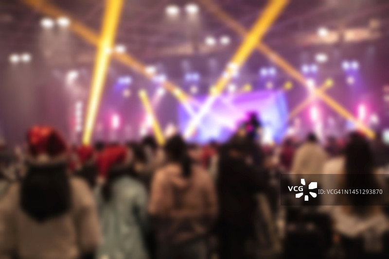 圣诞派对上人们的模糊背景图片素材