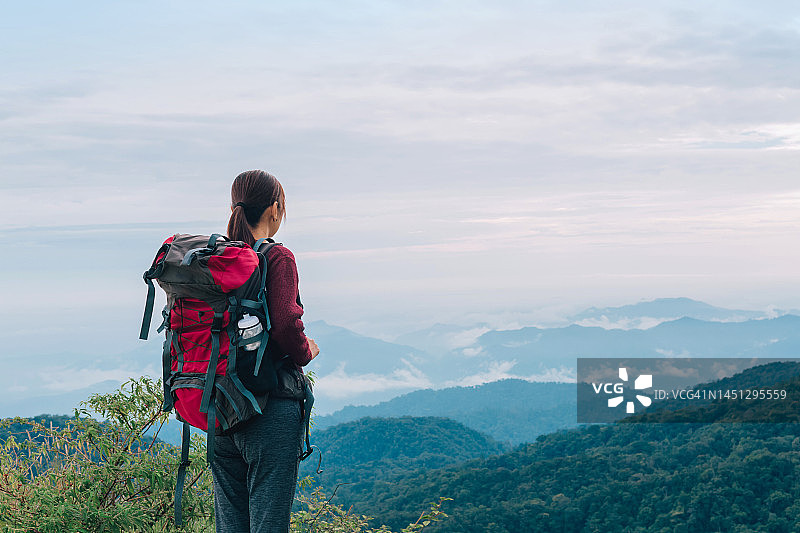 女人在山顶欣赏风景图片素材