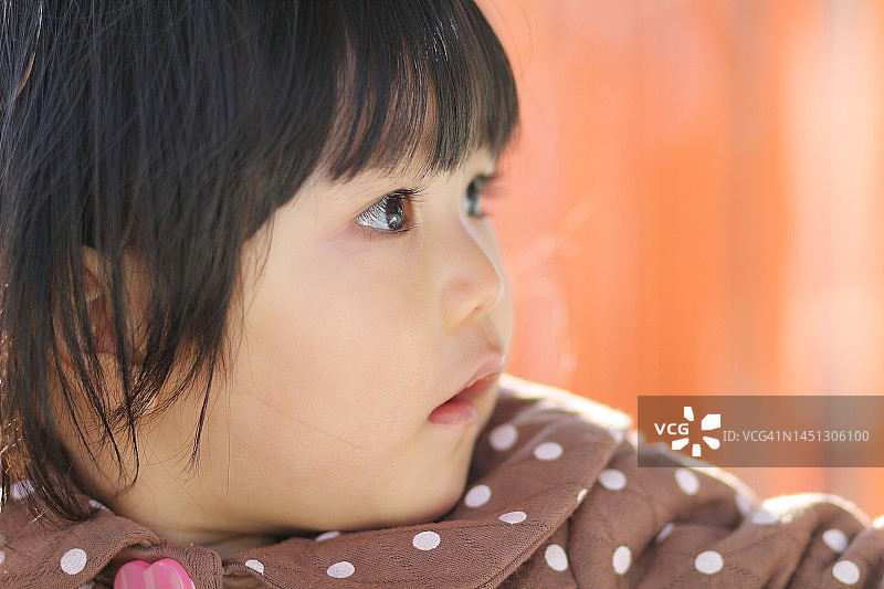 婴儿侧面特写图片素材