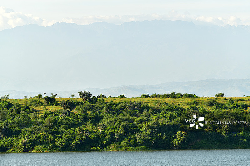 从卡辛加海峡看鲁文佐里山脉图片素材