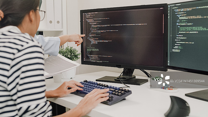 一群亚洲程序员在办公室使用电脑编写代码的特写图片素材