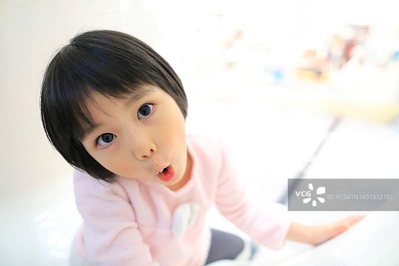 快乐小女孩高角度撅嘴特写图片素材