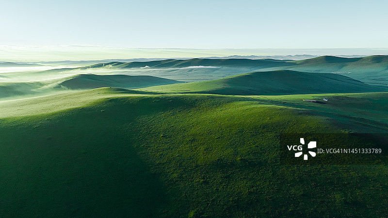 中国内蒙古草原上吃草的牛羊马图片素材