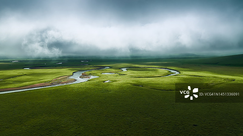 中国内蒙古草原上吃草的牛羊马图片素材