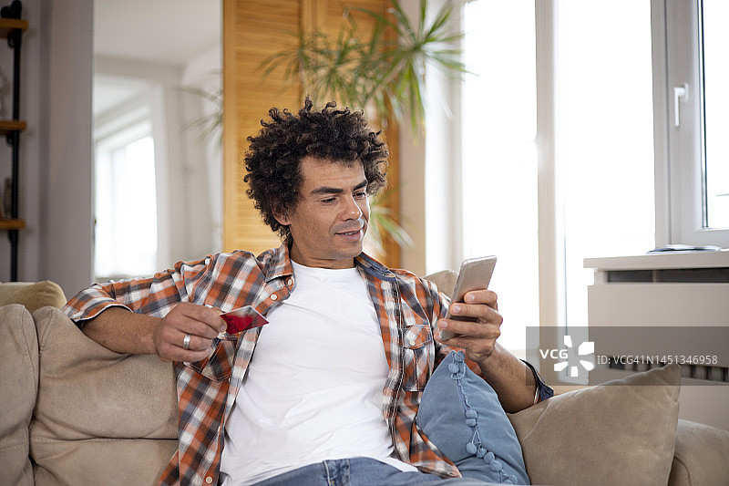 快乐的男人在网上购物图片素材