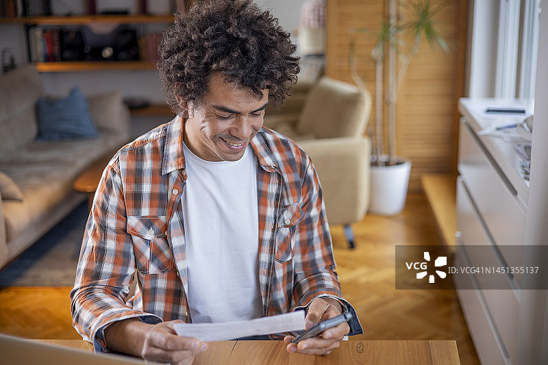 男子在线支付账单和银行转账图片素材