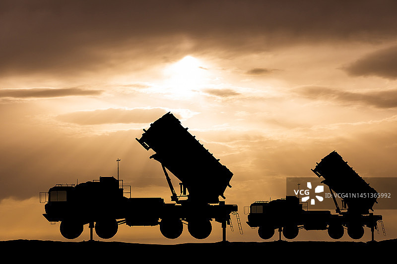 日落背景下的地对空防御导弹系统图片素材