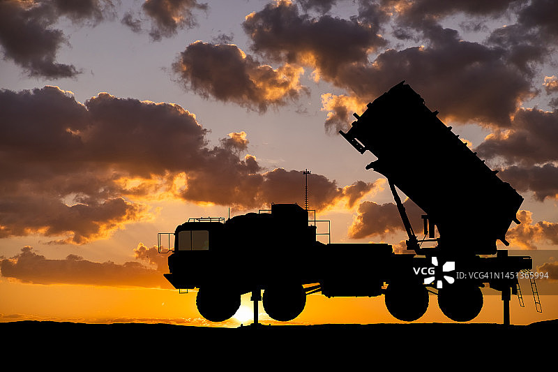 日落背景下的地对空防御导弹系统图片素材