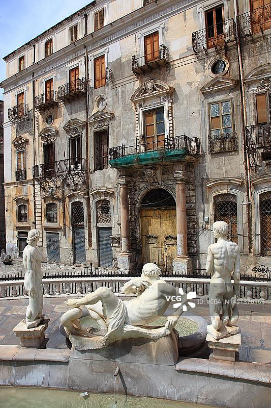 意大利西西里巴勒莫老城区：普雷托利亚广场的喷泉图片素材