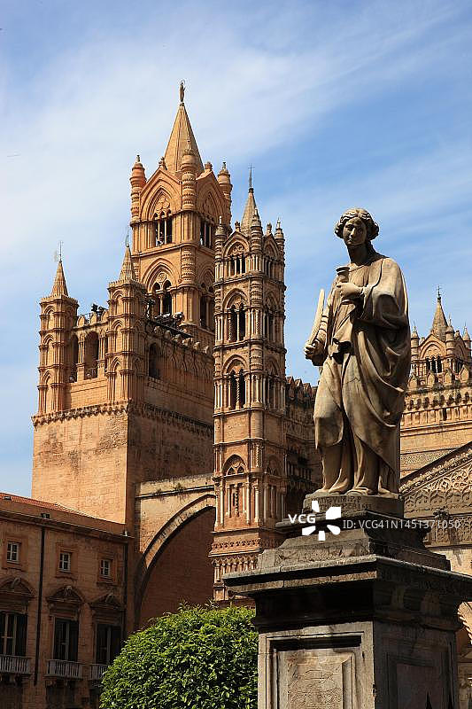 巴勒莫市：大主教宫殿西塔与主教堂相连，联合国教科文组织世界遗产，意大利西西里岛图片素材