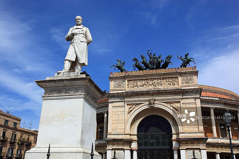 意大利西西里岛巴勒莫旧城的波利特ama加里波第剧院和朱塞佩·加里波第雕像图片素材
