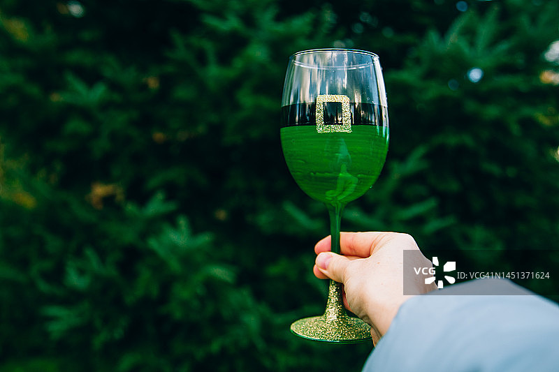 手持圣诞风格的酒杯图片素材