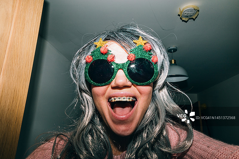 快乐的年轻女孩自拍庆祝圣诞节图片素材