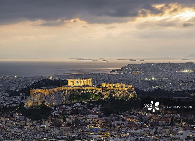 从利卡维多斯山俯瞰雅典，卫城帕特农神庙灯火辉煌，希腊雅典图片素材