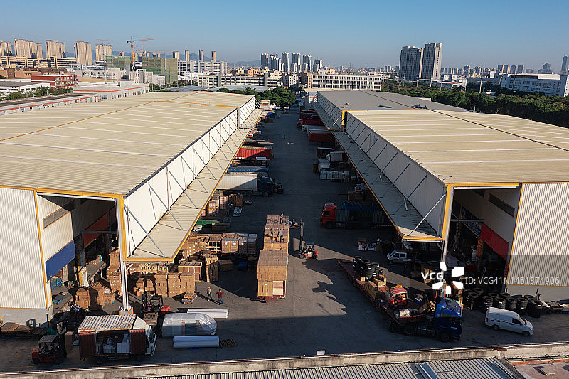 停满卡车的现代化繁忙物流园区图片素材