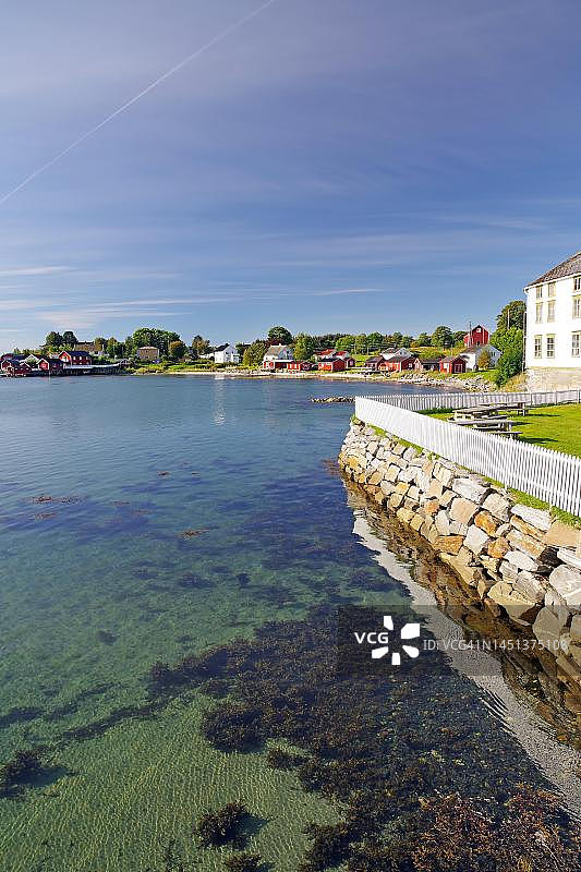 挪威诺尔兰海域，水清澈的海湾和一些木制建筑图片素材