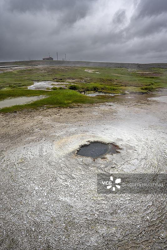 冒着热气的温泉，位于冰岛南部高地的Hveravellir地热区Fagrihver图片素材