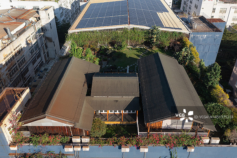 可持续建筑：屋顶花园和屋顶太阳能电池板图片素材