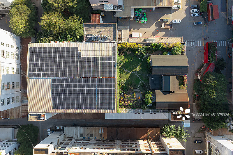 可持续建筑：屋顶花园和屋顶太阳能电池板图片素材