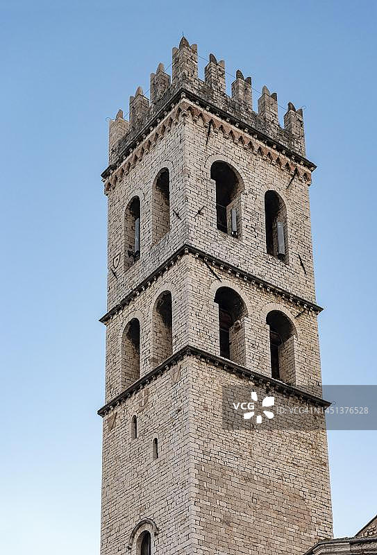 意大利翁布里亚阿西西镇人民塔、圣玛丽亚米内瓦教堂和市政广场图片素材