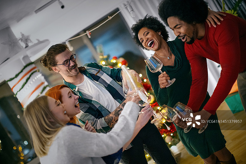 新年派对午夜倒香槟图片素材