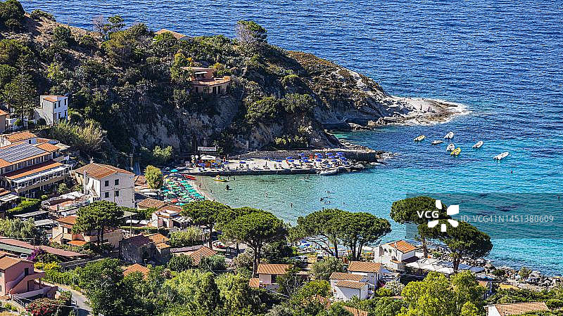 意大利托斯卡纳群岛厄尔巴岛圣安德烈亚西海岸村庄风光图片素材