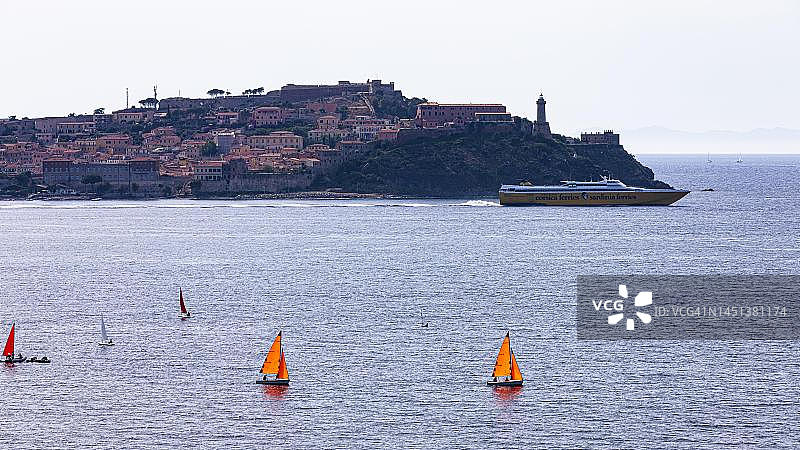 意大利托斯卡纳群岛厄尔巴岛的费拉约港海湾中的帆船图片素材