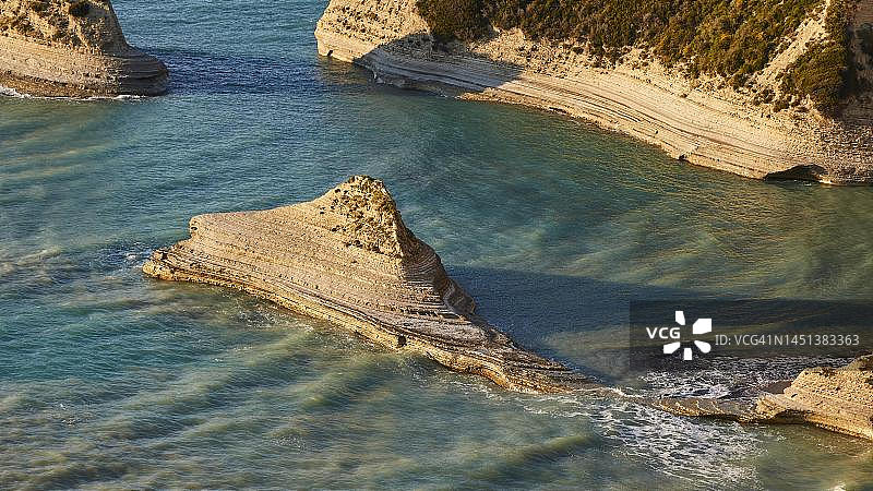 科孚岛西北部德拉斯蒂斯海角晚霞：砂岩悬崖和离岸小岛，爱奥尼亚群岛，希腊图片素材