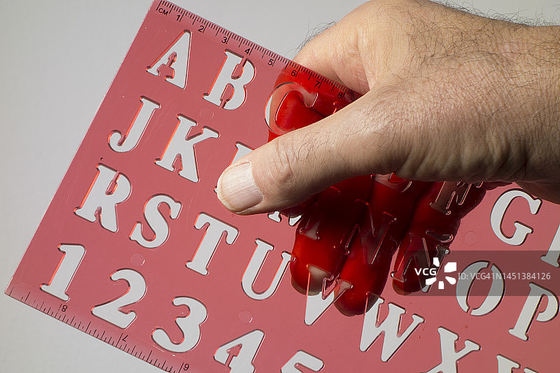 男人手持塑料模板图片素材