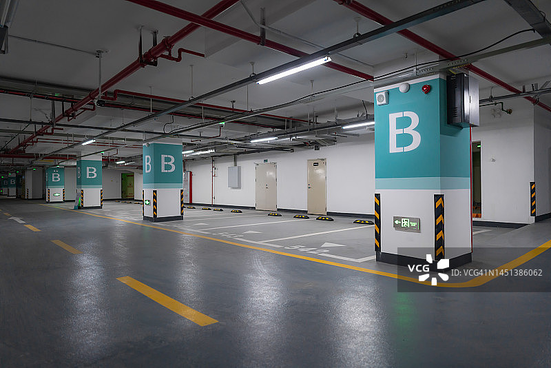 空旷的地下车库图片素材