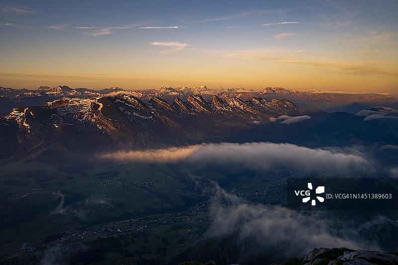 瑞士阿彭策尔州丘尔菲尔斯滕山日出图片素材