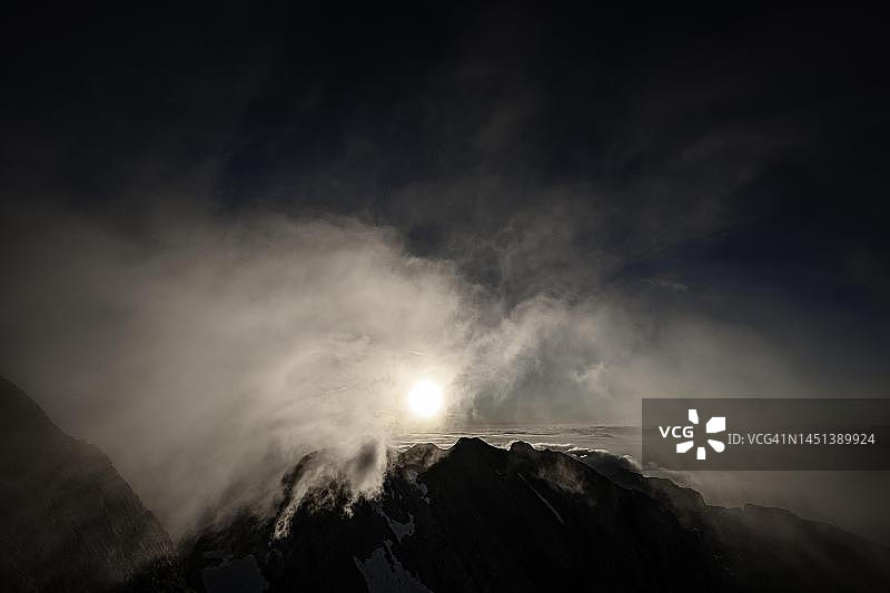 瑞士阿彭策尔州阿尔特曼峰日出时分的云雾图片素材