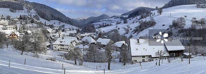 瑞士索洛图恩维森的冬季雪景村庄全景图片素材
