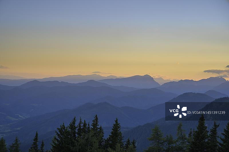 奥地利施蒂利亚州阿夫伦茨 Schiessling 日落景色图片素材