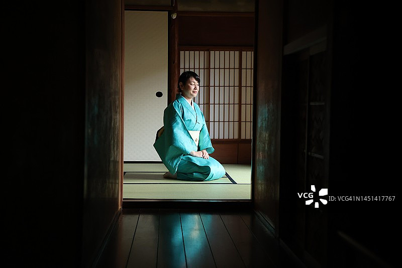 在传统日式旅馆房间里放松的日本女人图片素材