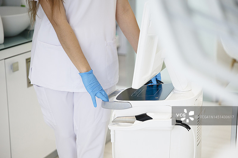 牙科诊所技术员与设备图片素材