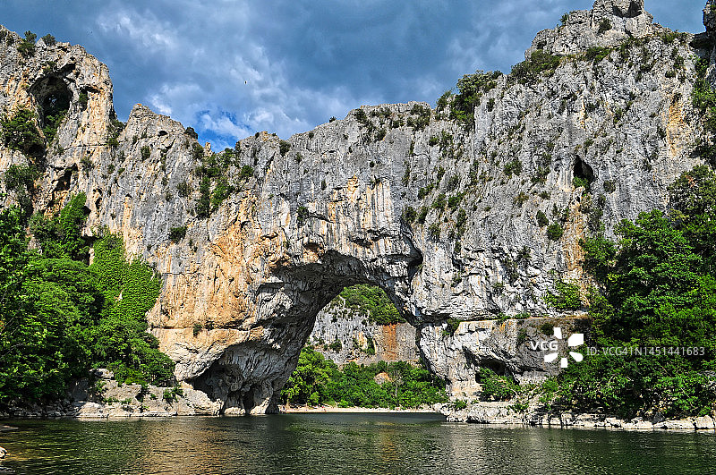 阿尔代什河上的瓦隆蓬达尔克天然拱门图片素材