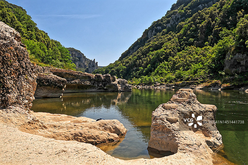 阿尔代什河畔的峡谷风光图片素材