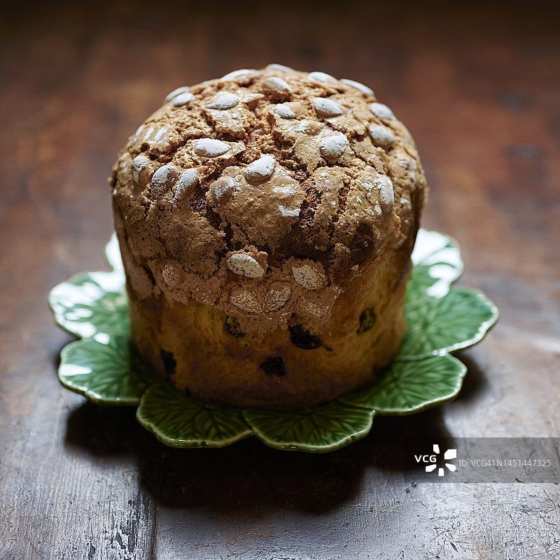 绿色盘子上的杏仁意式圣诞面包图片素材