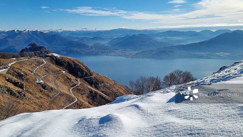 从莫里索罗山观看的马焦雷湖全景，意大利北部皮埃蒙特图片素材