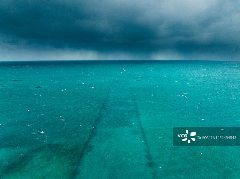 航拍视角：巴哈马新普罗维登斯岛热带风暴下的航船图片素材