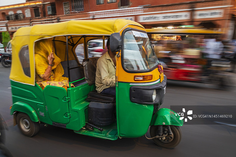 印度男人驾驶人力车（嘟嘟车）图片素材